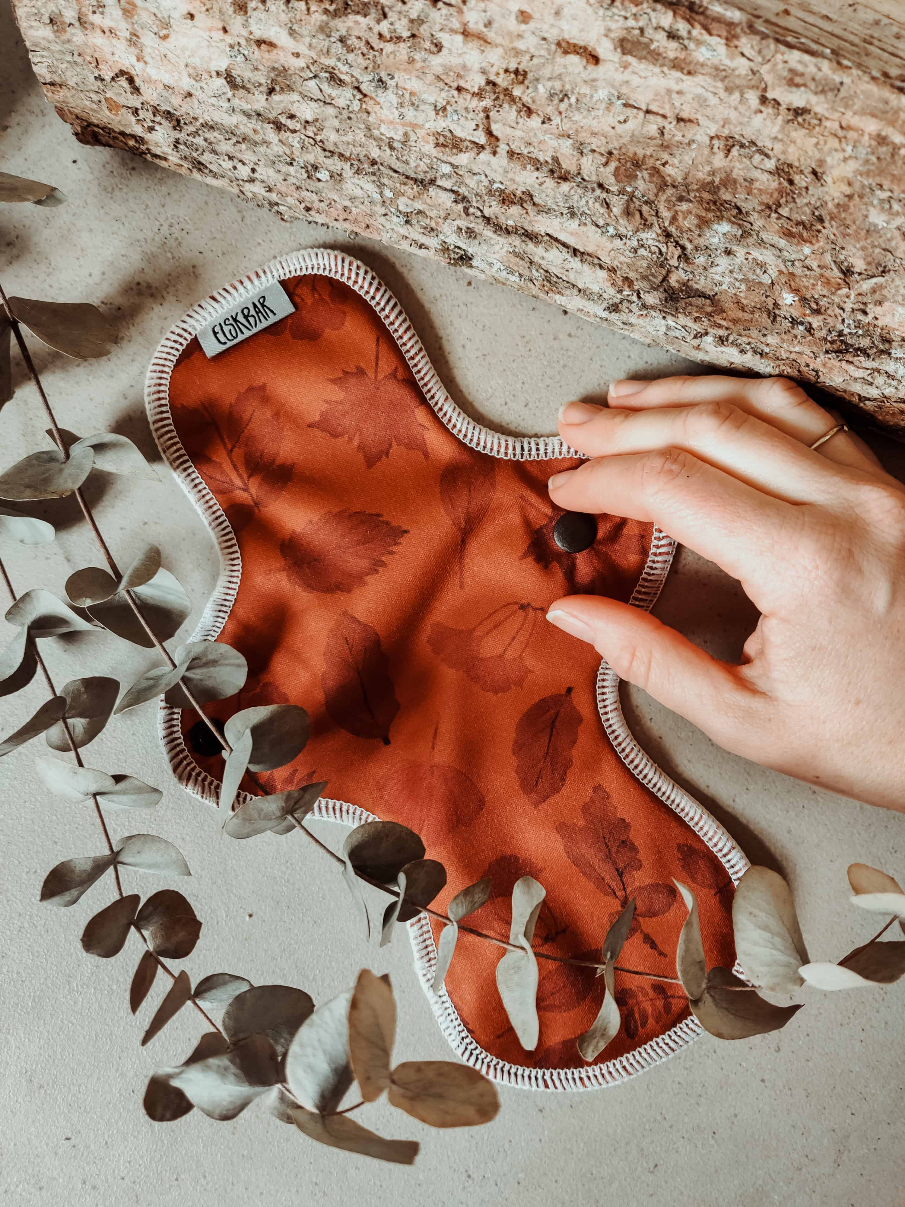 Cloth pad with leaves
