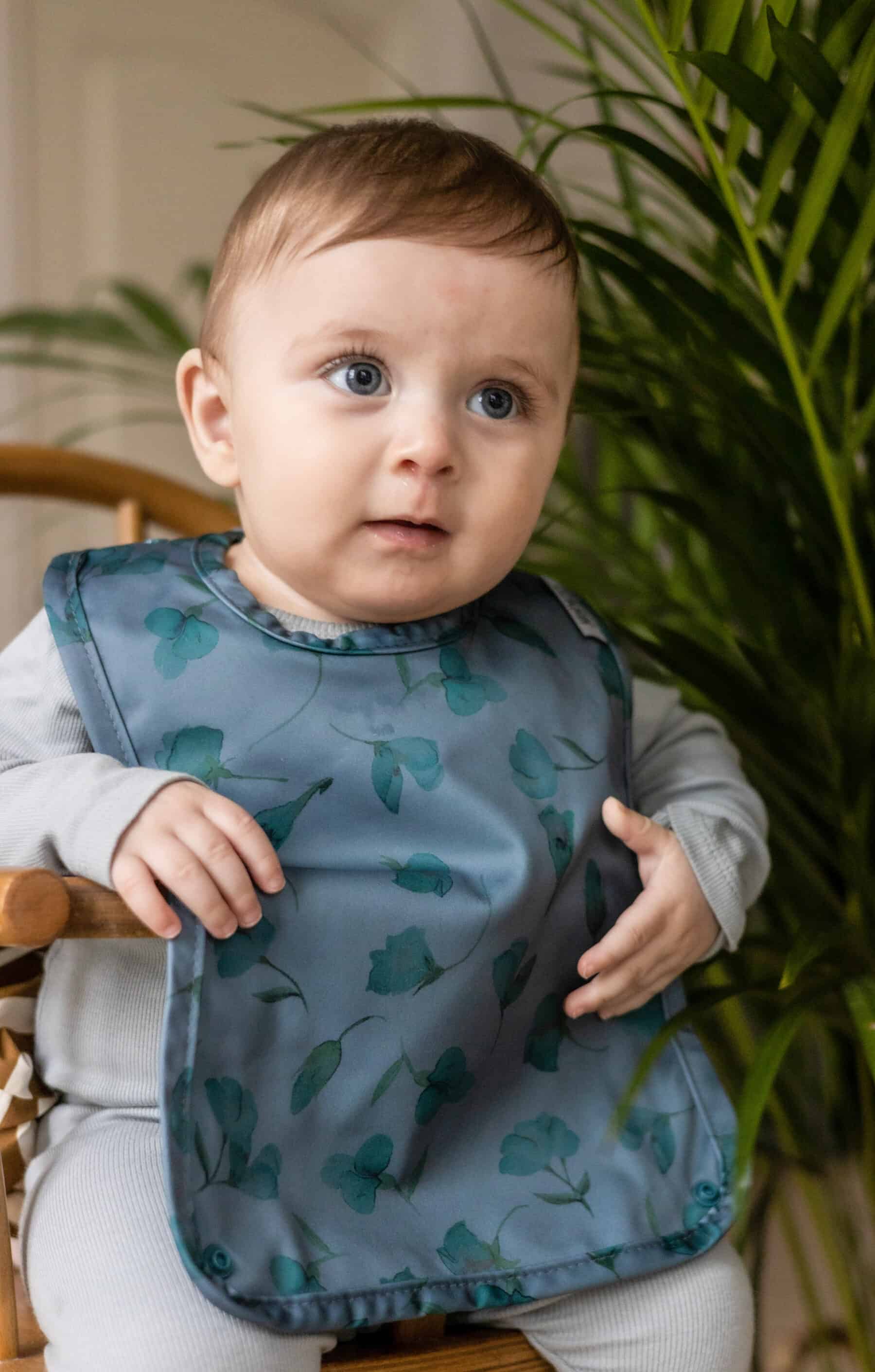 Vandtæt lille hagesmæk i blå med lomme