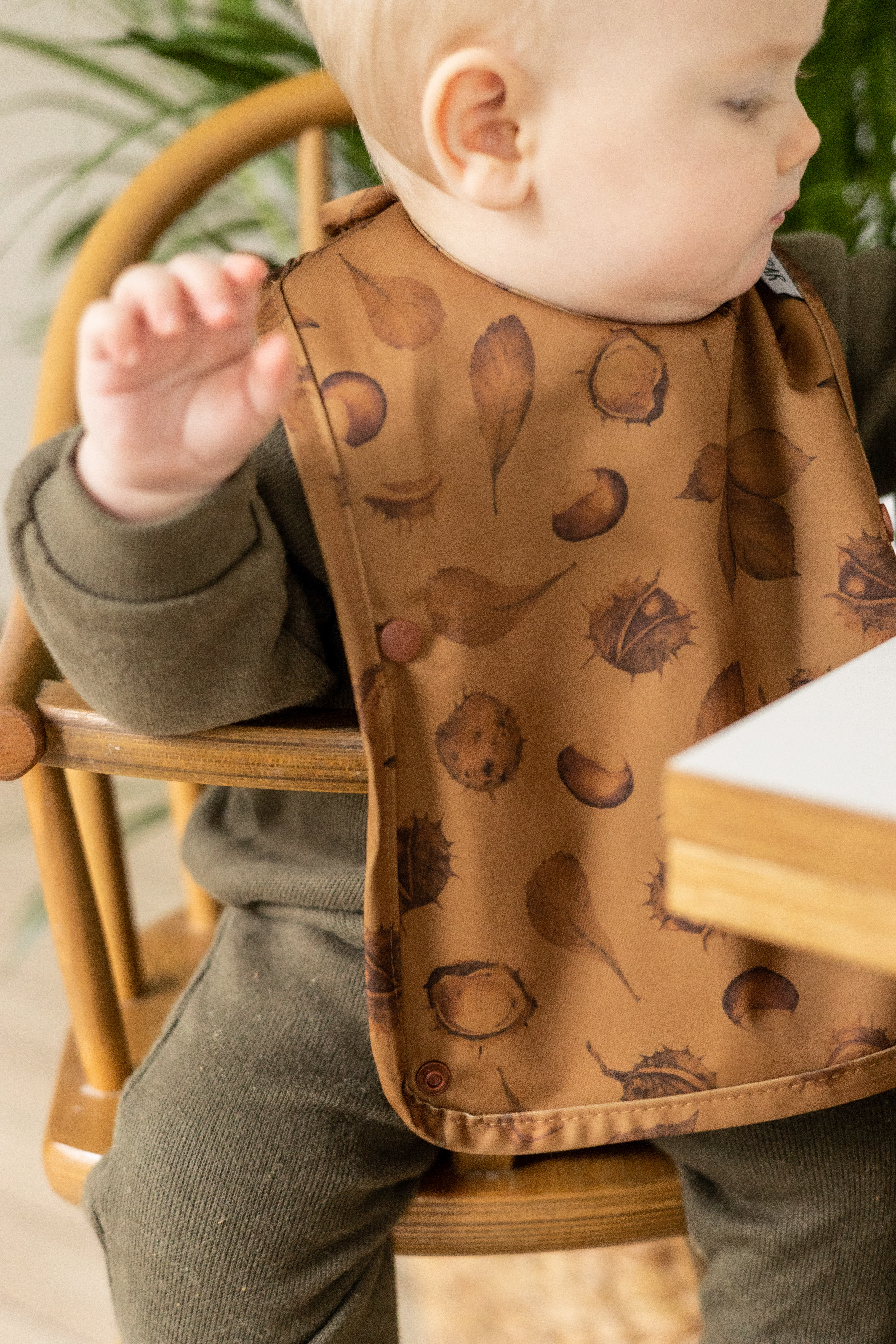 Vandtæt hagesmæk i brun på baby