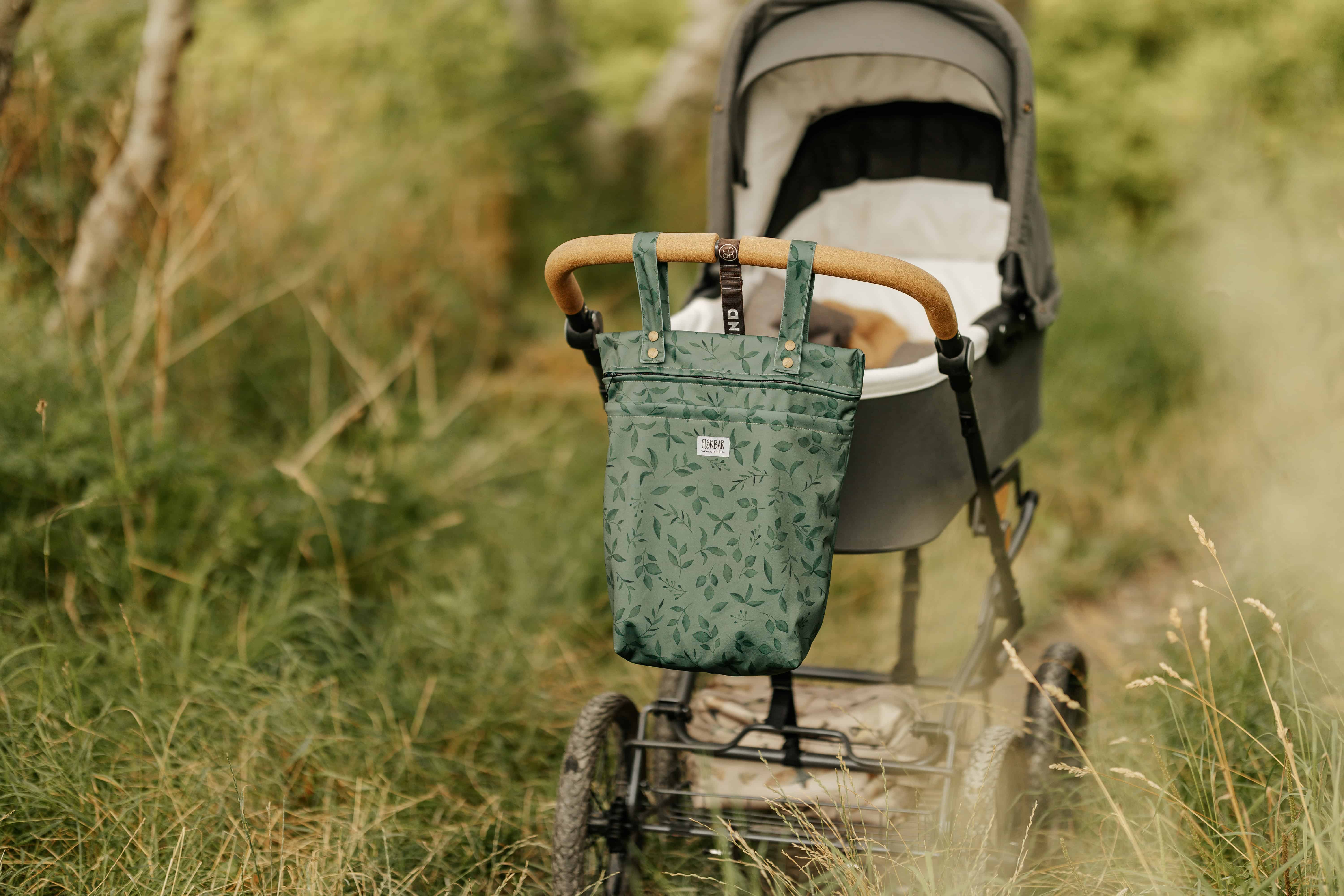 Elskbar Twigs Lux Wetbag hænger på barnevogn