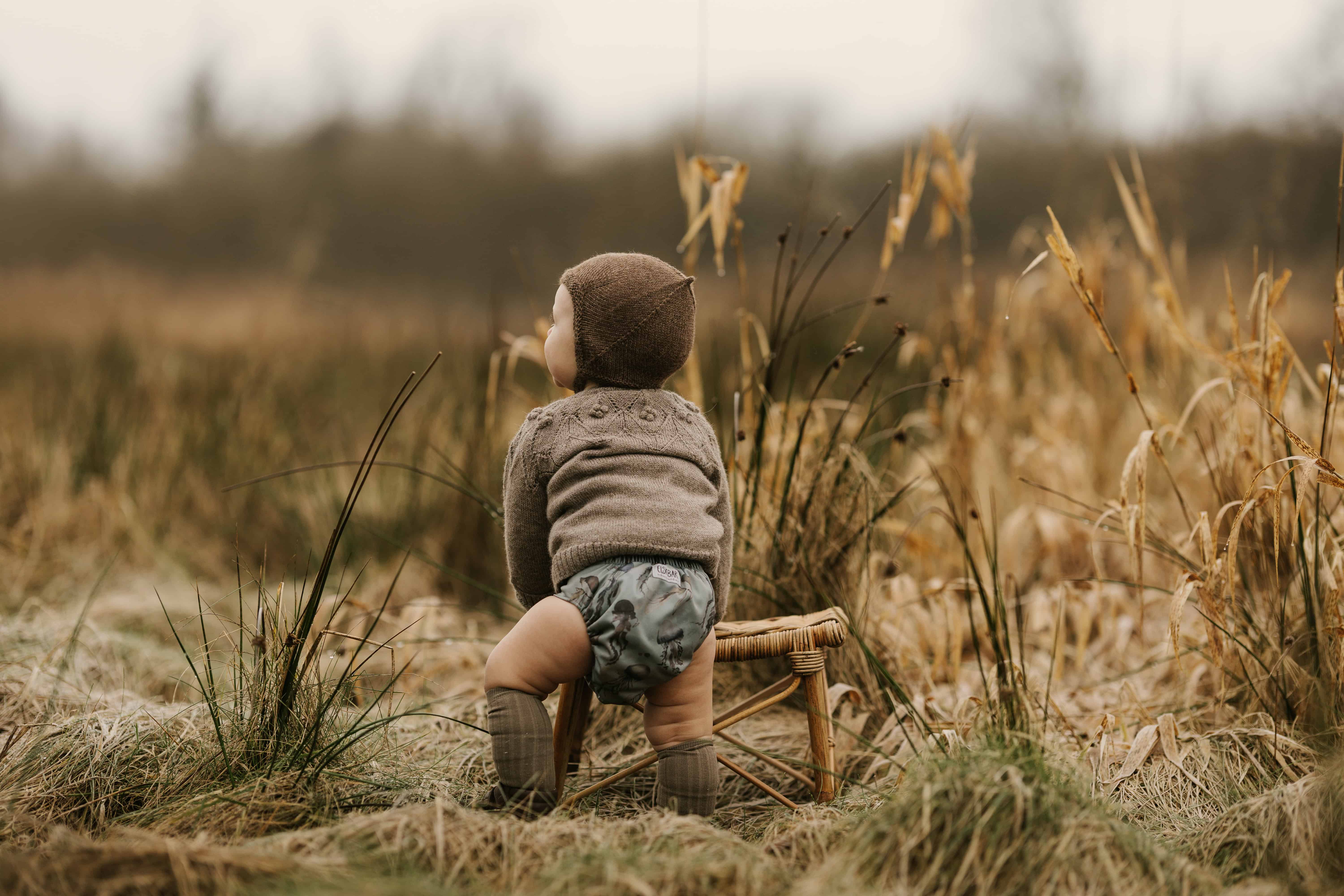 Baby i naturen med moderne stofble - lyseblå