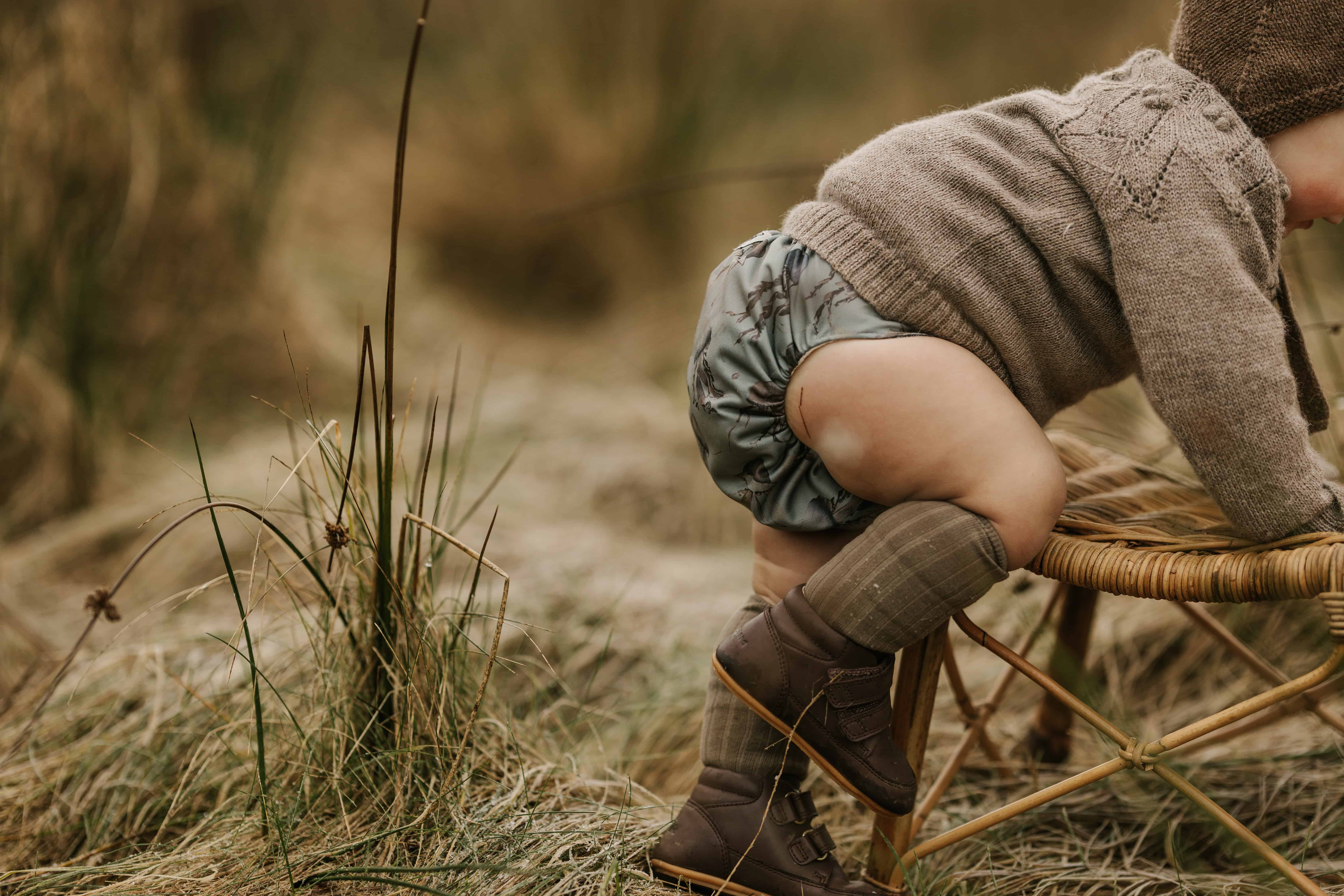 Baby med moderne stofble - lyseblå