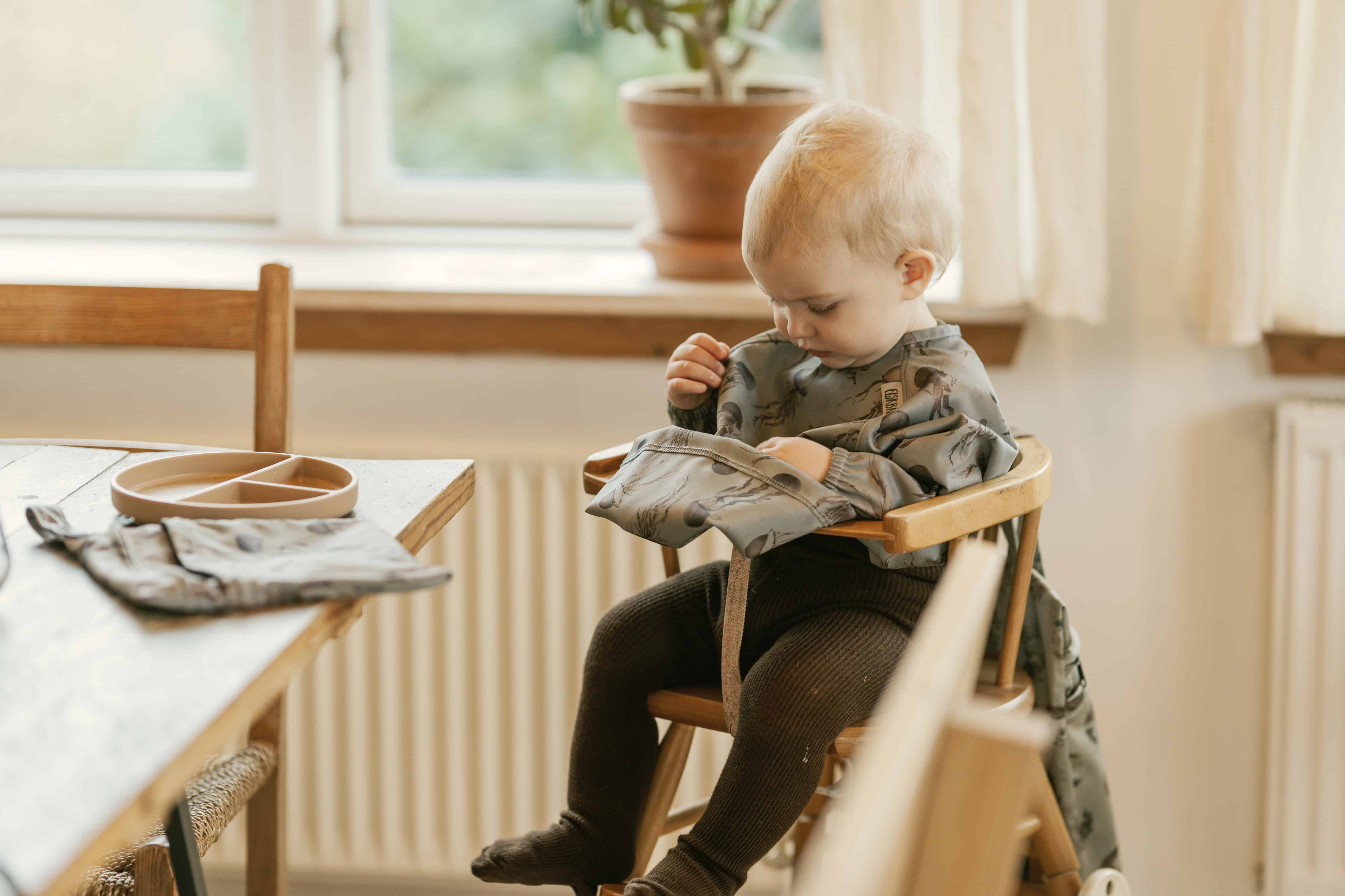 Lyseblå langærmet hagesmæk