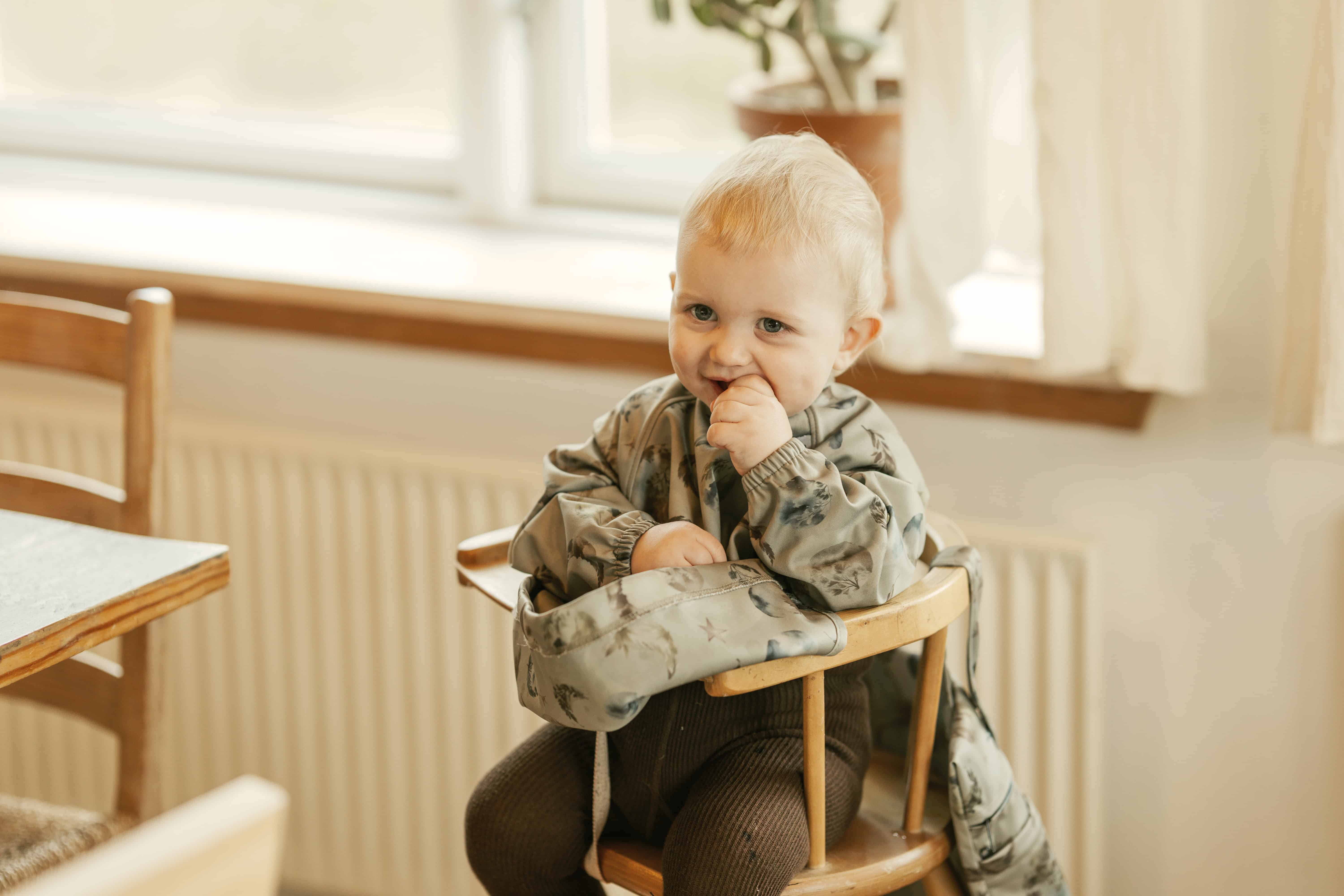 Long-sleeved bib with moons