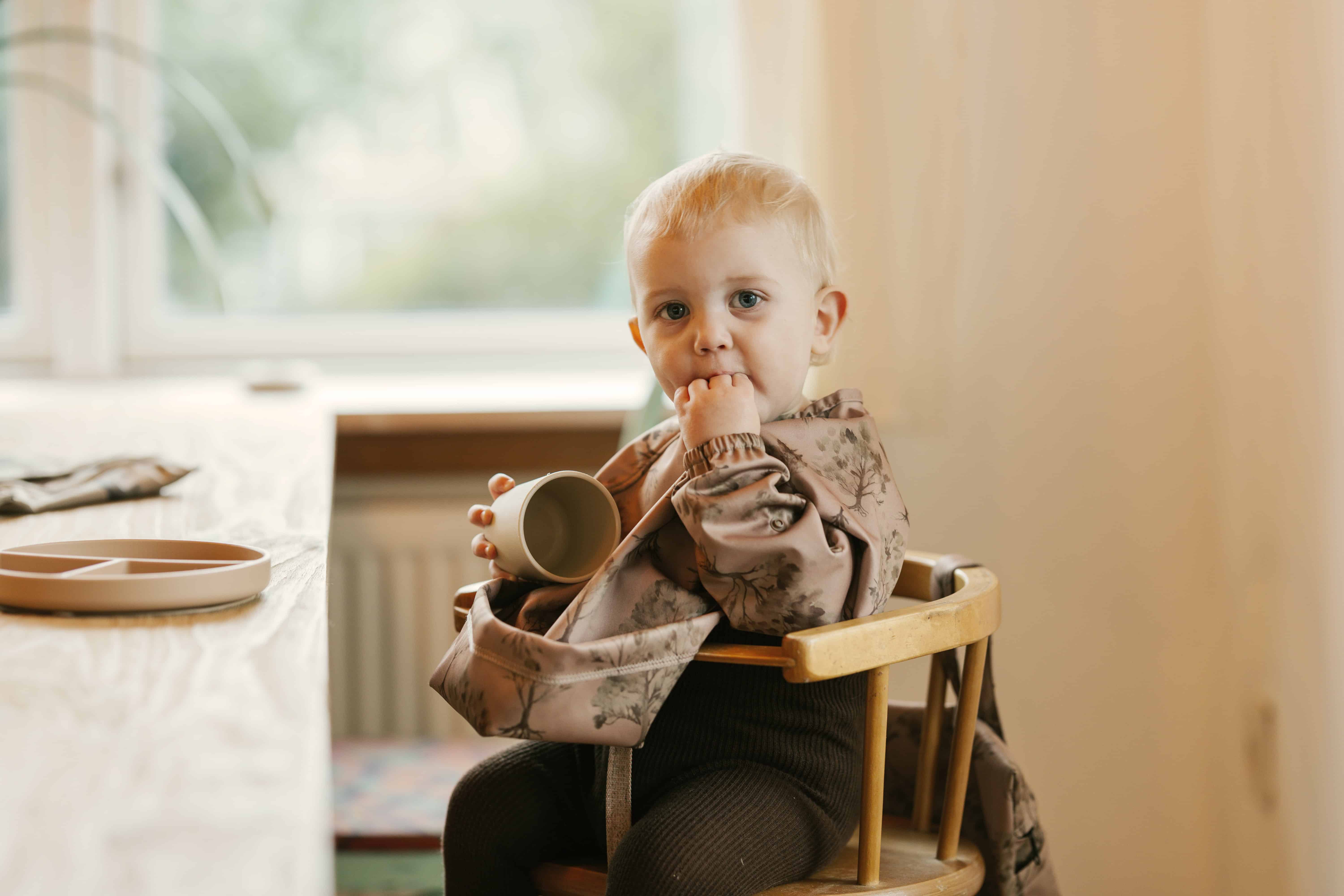 Lyserød langærmet hagesmæk med træer