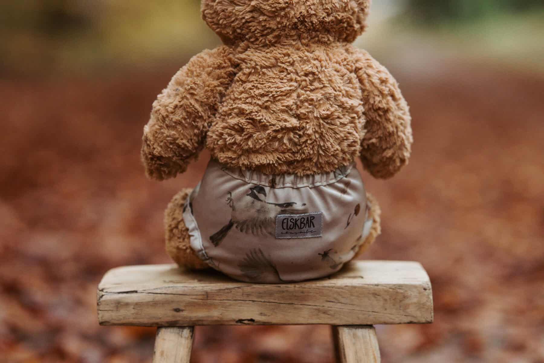 Moderne stofble cover til nyfødt baby i hvid med fugle 