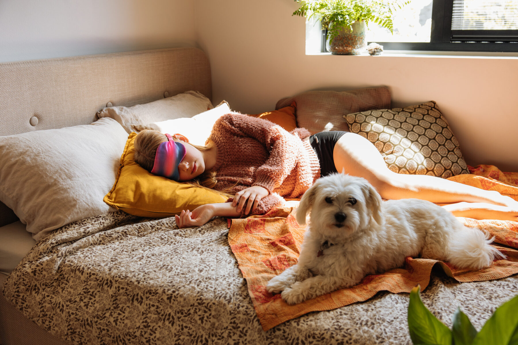 Pige sover med menstruationstrusser på