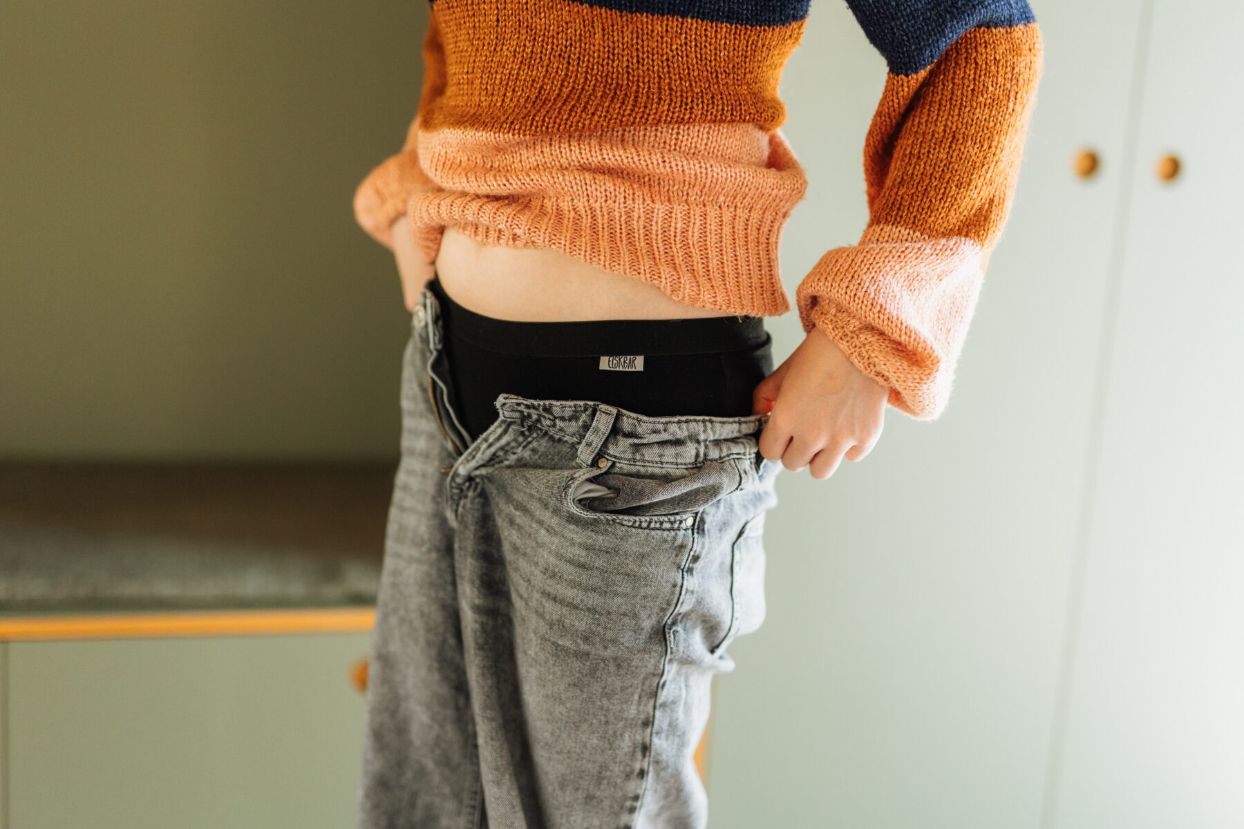 Pige har menstruationstrusser på under bukser