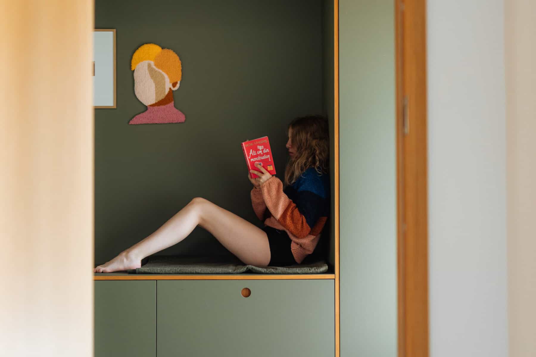 Pige læser i bogen Alt om din første menstruation