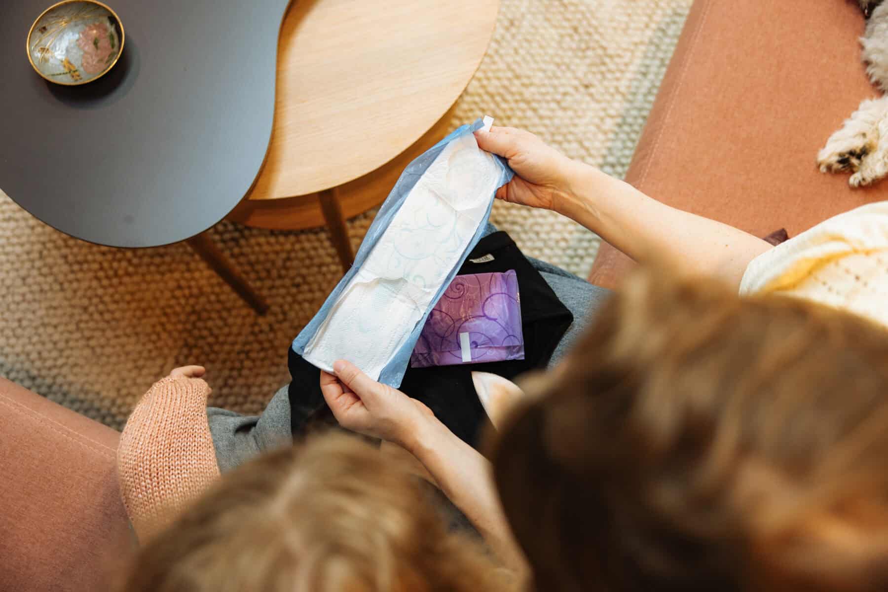 Mor viser engangsbind til sin datter og sammenligner med menstruationstrusser.