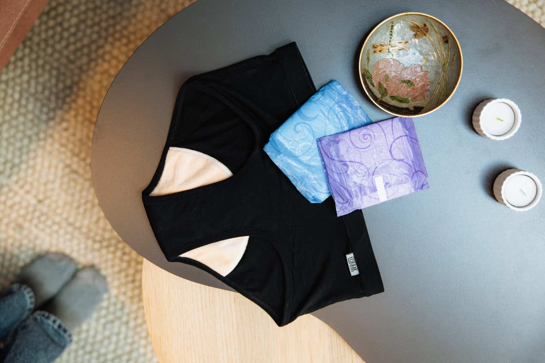 Kan man bruge både bind og menstruationstrusser?