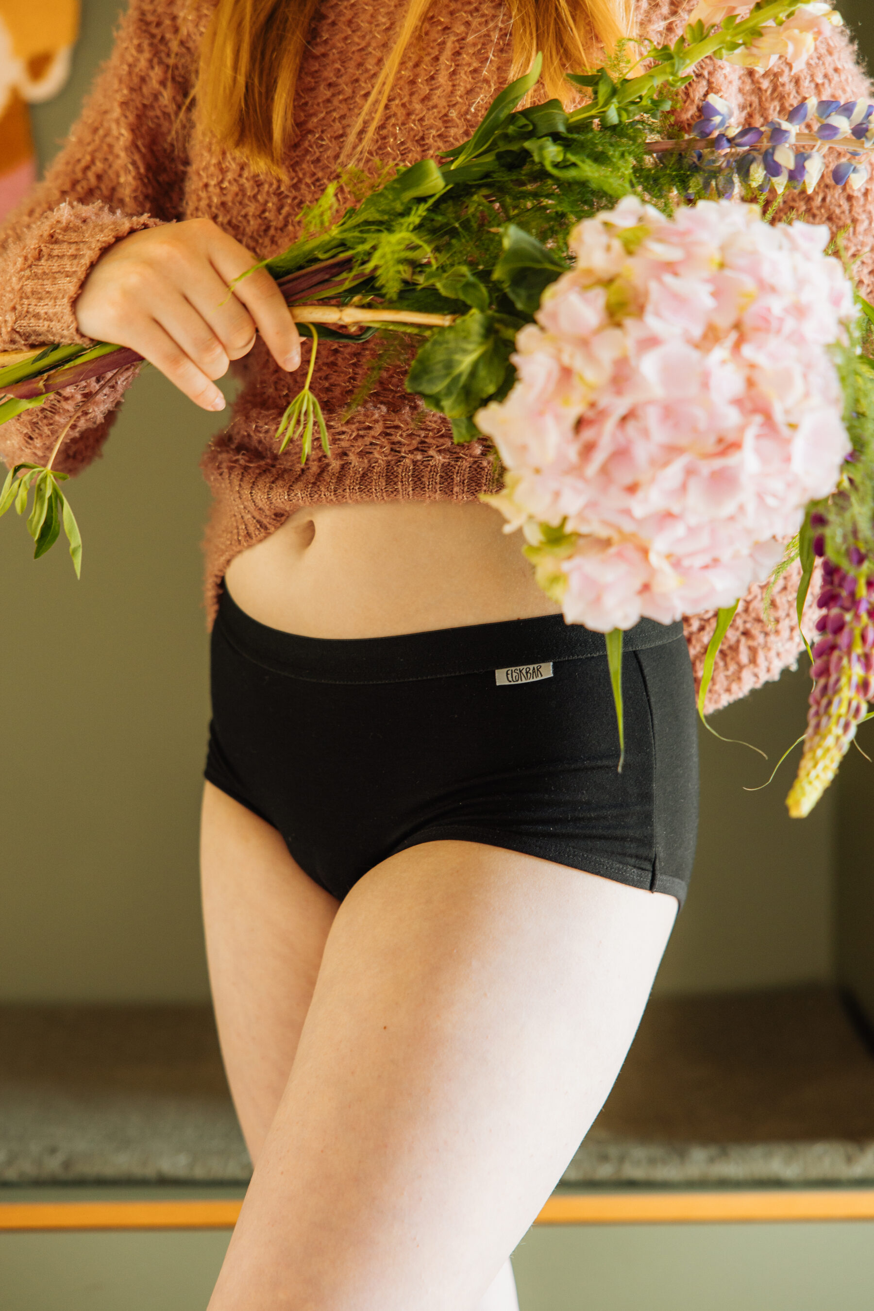 Pige med blomster og menstruationstrusser