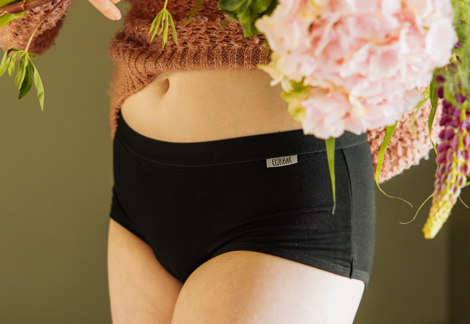 Pige med blomster og menstruationstrusser