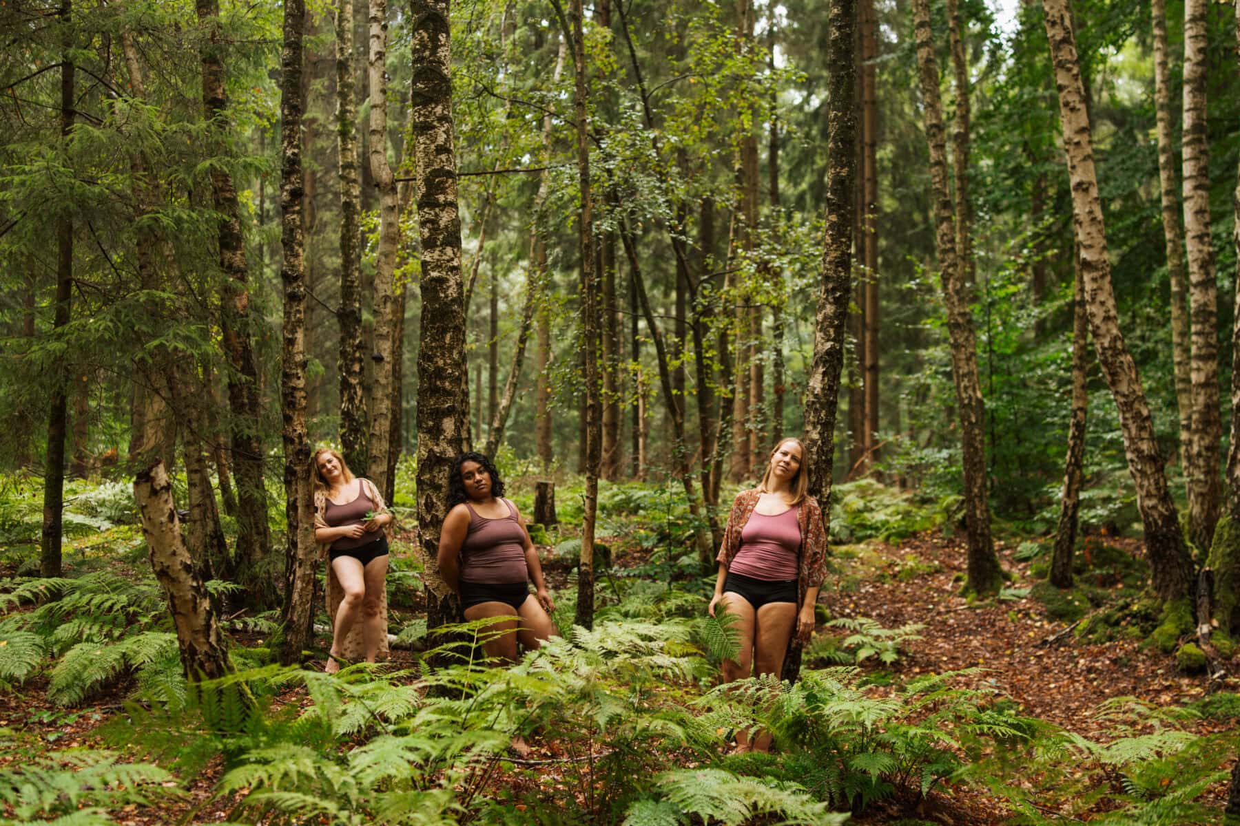 Kvinder i skoven med menstruationstrusser til kraftig blødning.