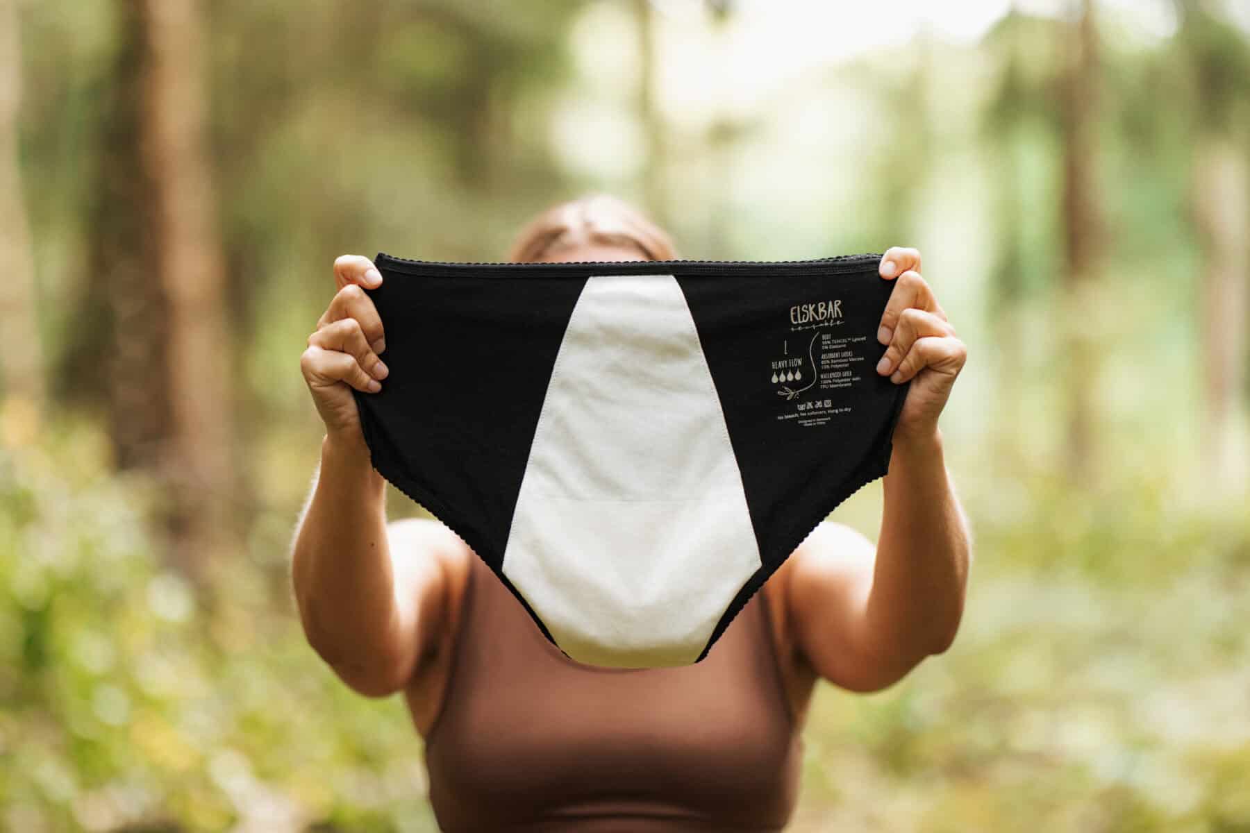 Sorte menstruationstrusser til kraftig blødning i naturlige materialer